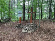 Powrót drewnianego krzyża na cmentarz wojenny w lasach Mikowa